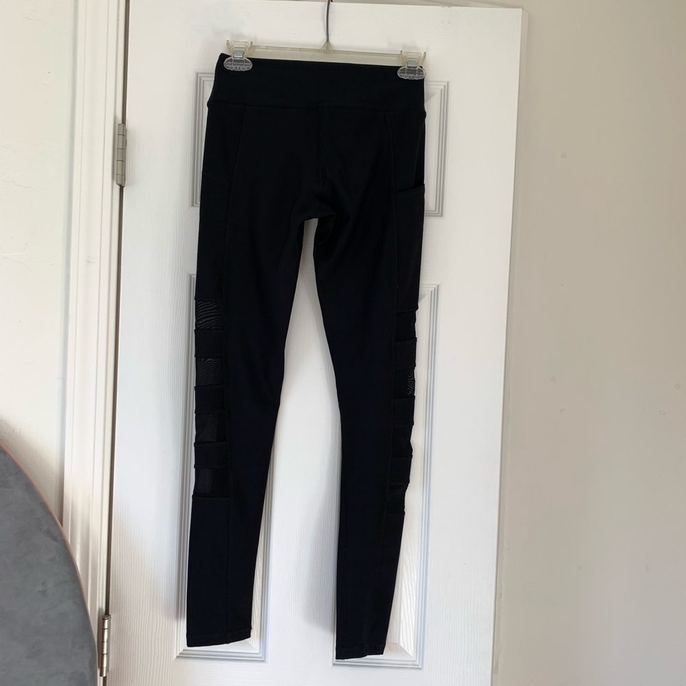 💥BOGO💥 Women’s black Yoga pants. Size XS Perfect condition - Picture 7 of 8